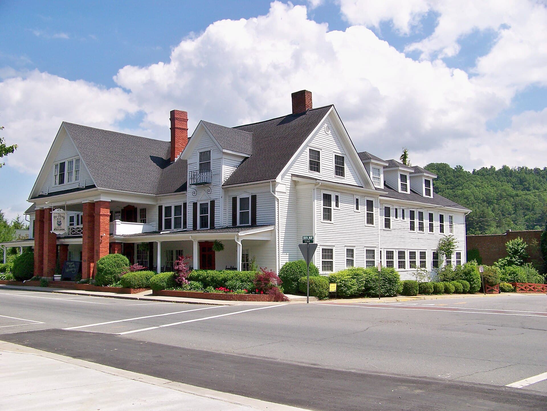 Nu Wray (via Wikimedia Commons, CC BY-SA 3.0)