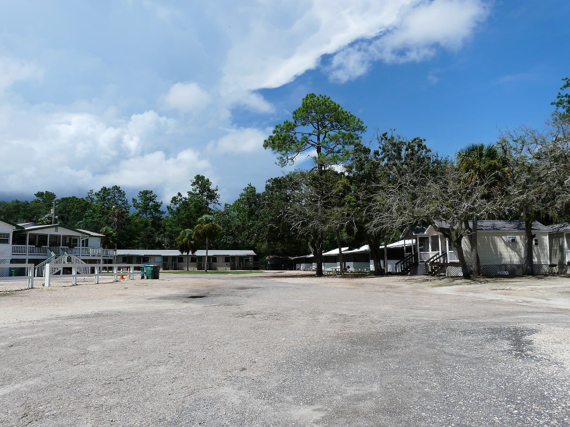 Shell Island Fish Camp (via Wikimedia Commons, CC BY-SA 4.0)