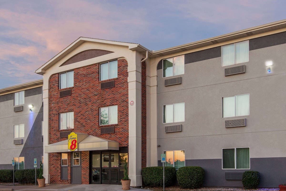 Super 8 by Wyndham Bedford DFW Airport West, Motel in Bedford