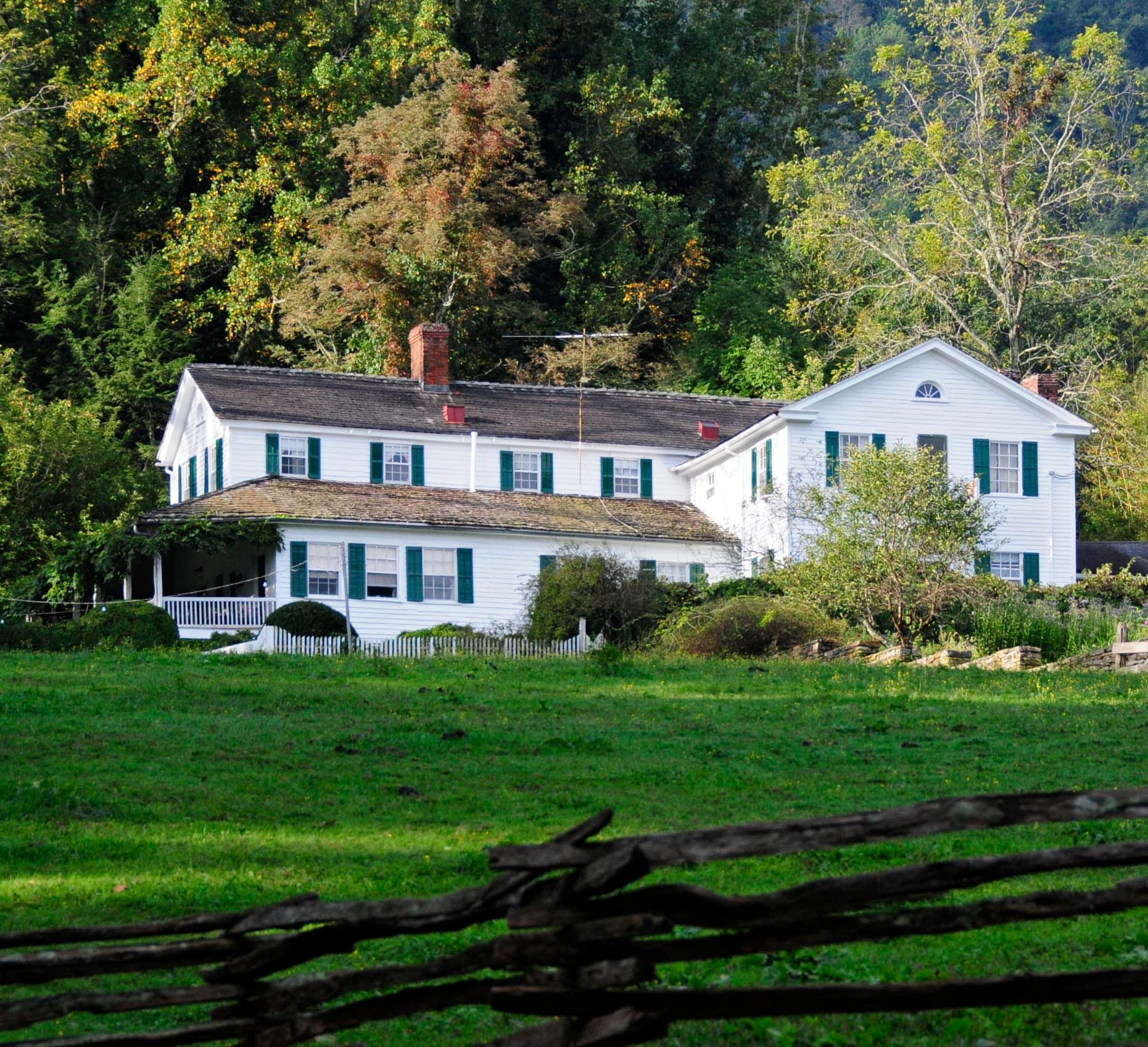 Old Sherrill’s Inn (via Wikimedia Commons, CC BY-SA 3.0)