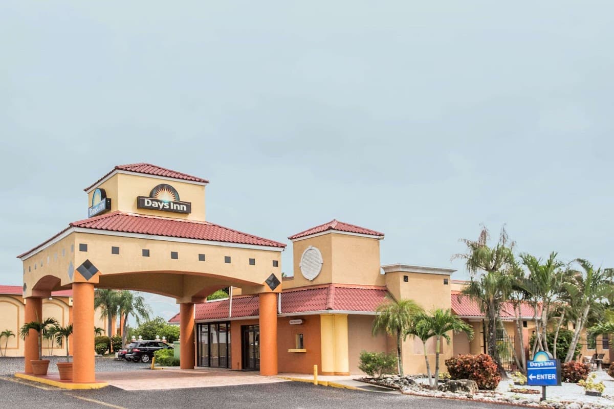 Days Inn by Wyndham Fort Myers, Hotel in Pine Manor