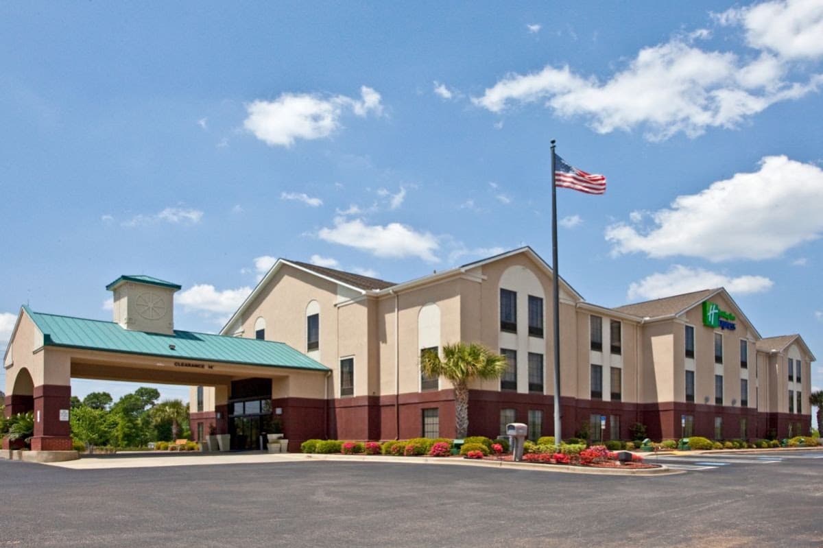 Holiday Inn Express & Suites Milton East I-10, Hotel in East Milton