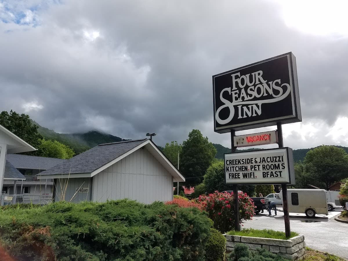 Four Seasons Inn, Hotel in Maggie Valley