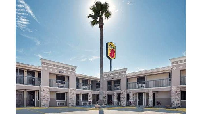 Super 8 by Wyndham McAllen/Downtown/La Plaza Mall, Motel in McAllen