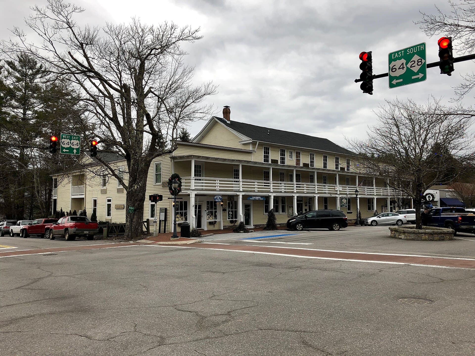 Highlands Inn (via Wikimedia Commons, CC0)