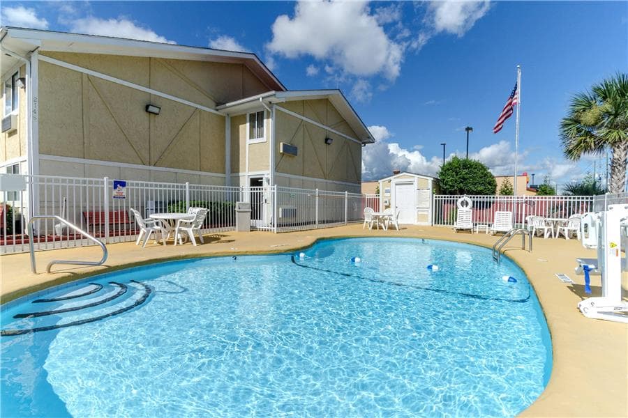 Rodeway Inn & Suites Jacksonville Near Camp Lejeune, Motel in Pumpkin Center