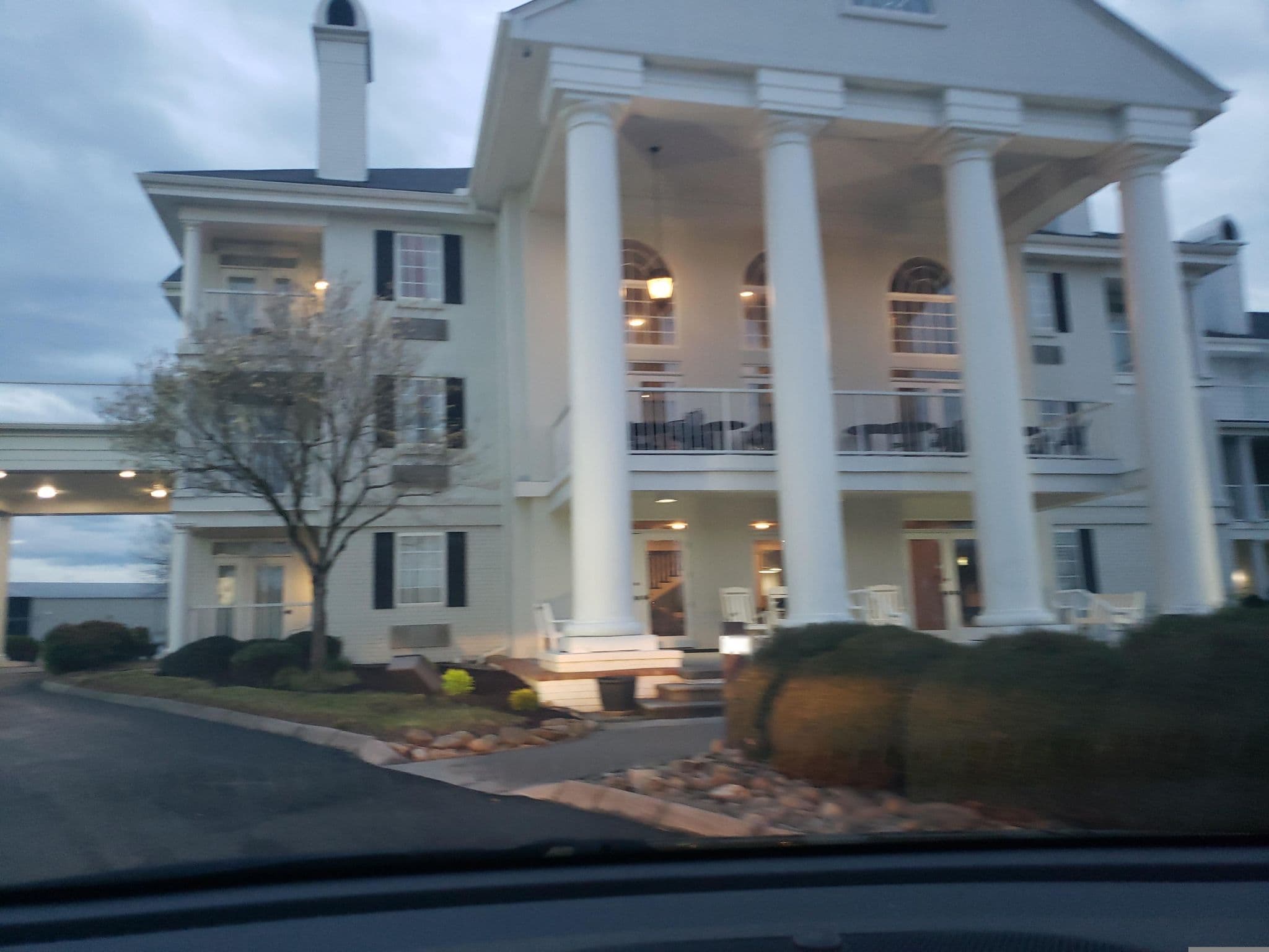 Street view near Clarion Inn Willow River, Sevierville — © guyutetube (CC BY-SA · Mapillary)