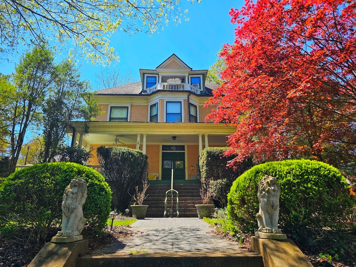 The Lion and the Rose Bed and Breakfast, Bed & Breakfast in Asheville