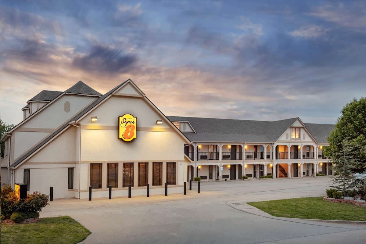 Super 8 by Wyndham City of Moore, Motel in Moore