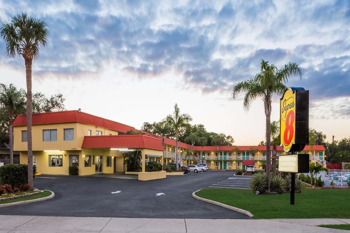 Super 8 by Wyndham Sarasota Near Siesta Key, Motel in North Sarasota