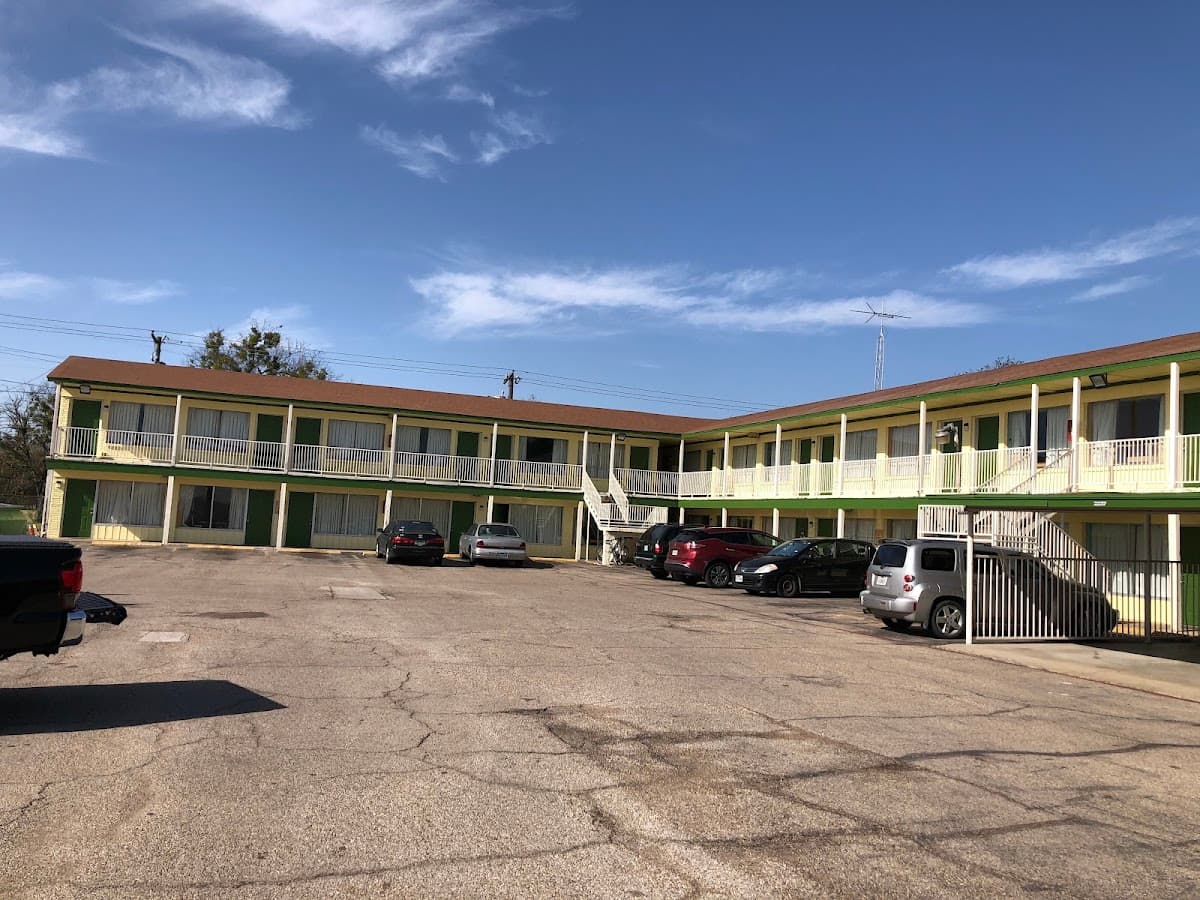 Kingsway Inn, Motel in Lacy-Lakeview