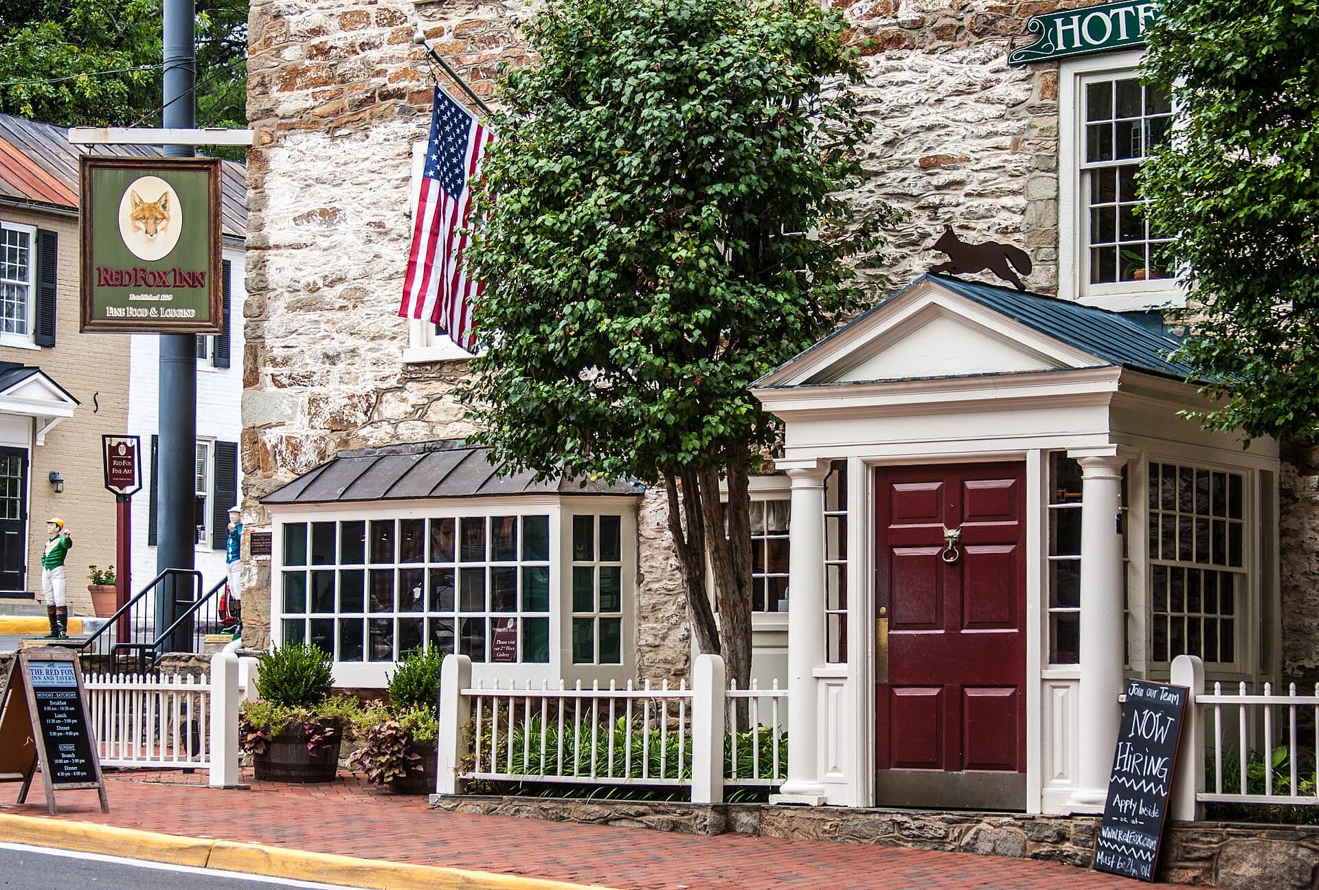 The Red Fox Inn & Tavern (via Wikimedia Commons, CC BY-SA 3.0)