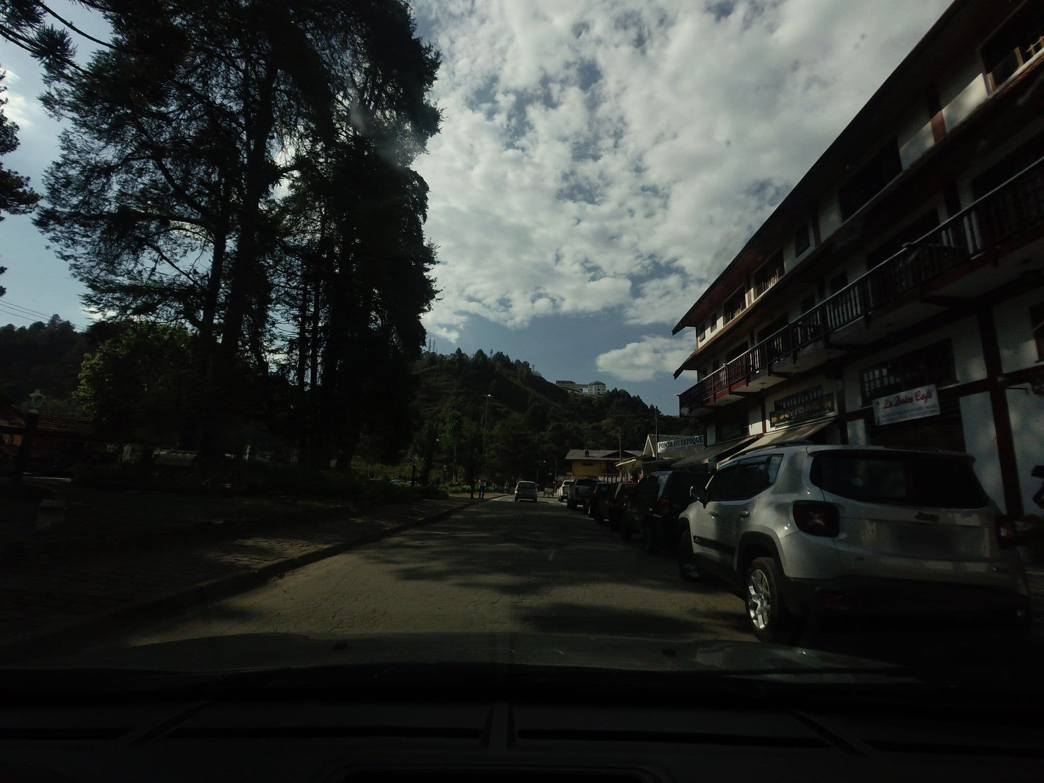 Street view near Barcelos, Campos do Jordão — © andersoal (CC BY-SA · Mapillary)