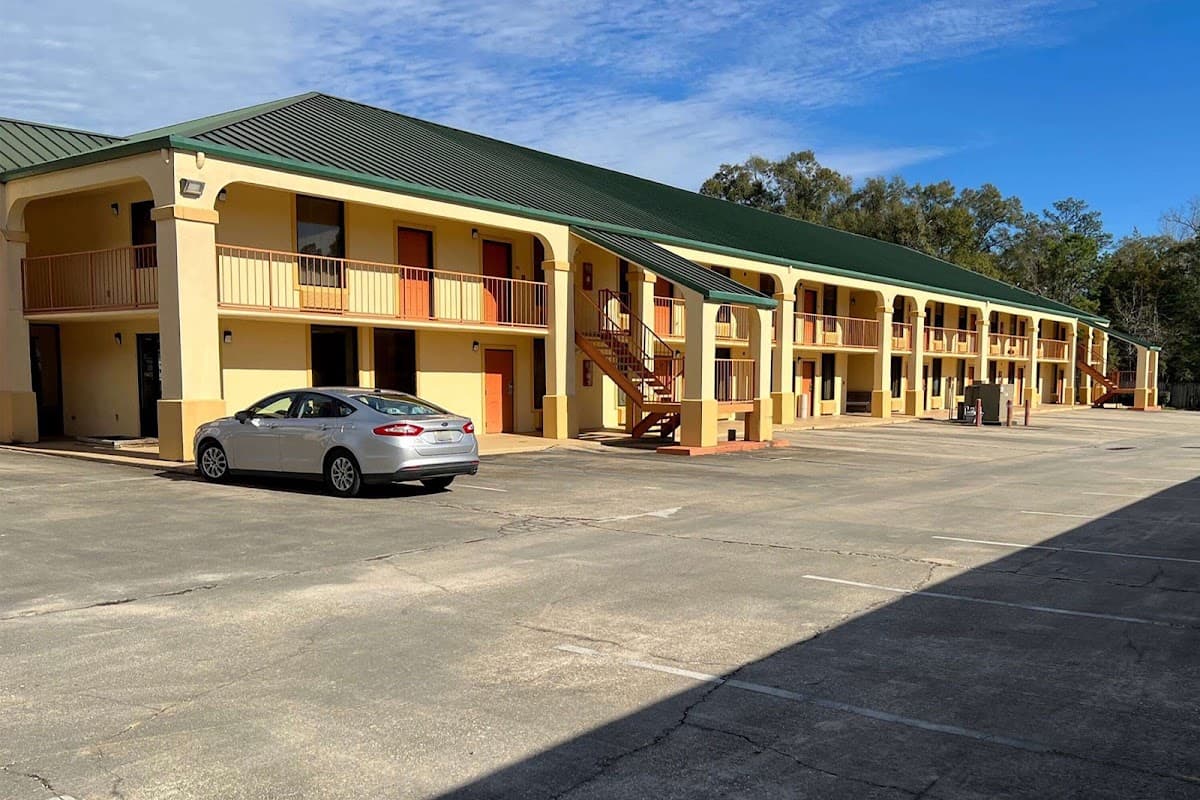 Days Inn & Suites by Wyndham Brewton, Hotel in Brewton