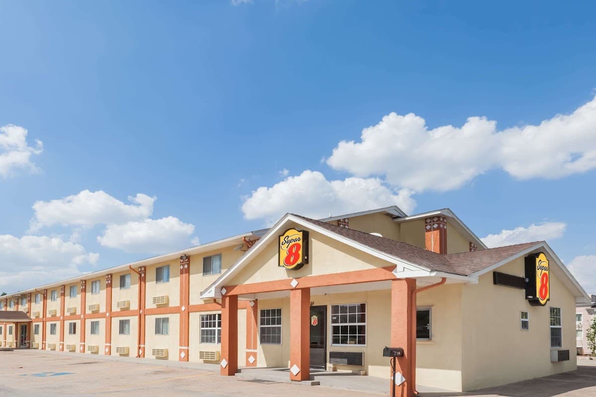 Super 8 by Wyndham Chickasha, Motel in Chickasha