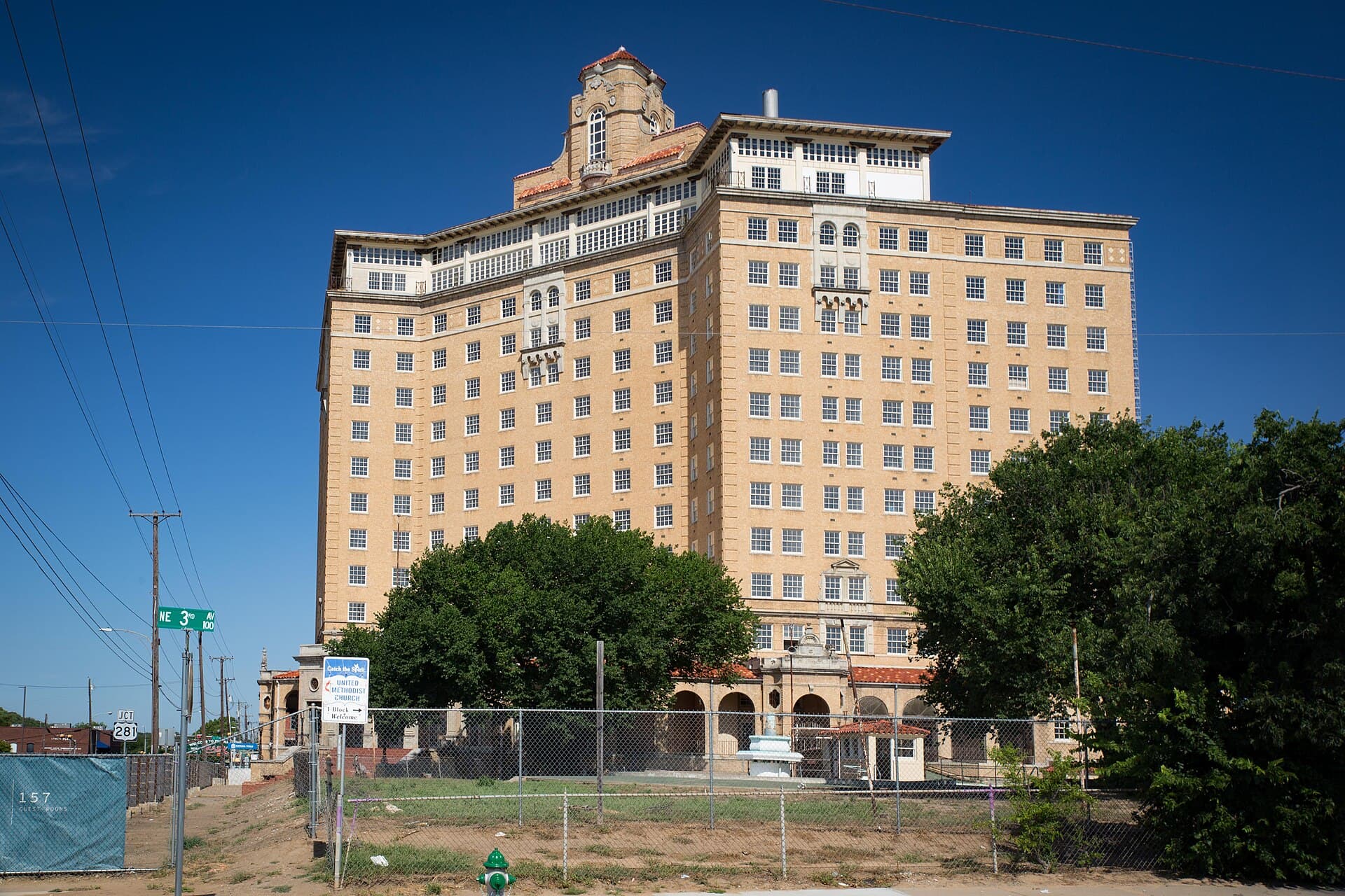 Baker Hotel (via Wikimedia Commons, CC BY-SA 4.0)