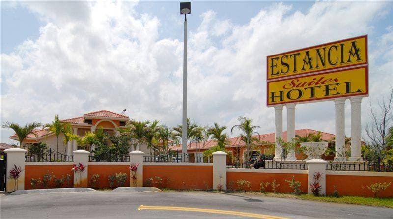 Estancia Hotel, Hotel in Flagami