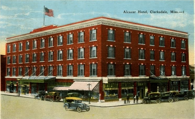 New Alcazar Hotel (via Wikimedia Commons, Public domain)