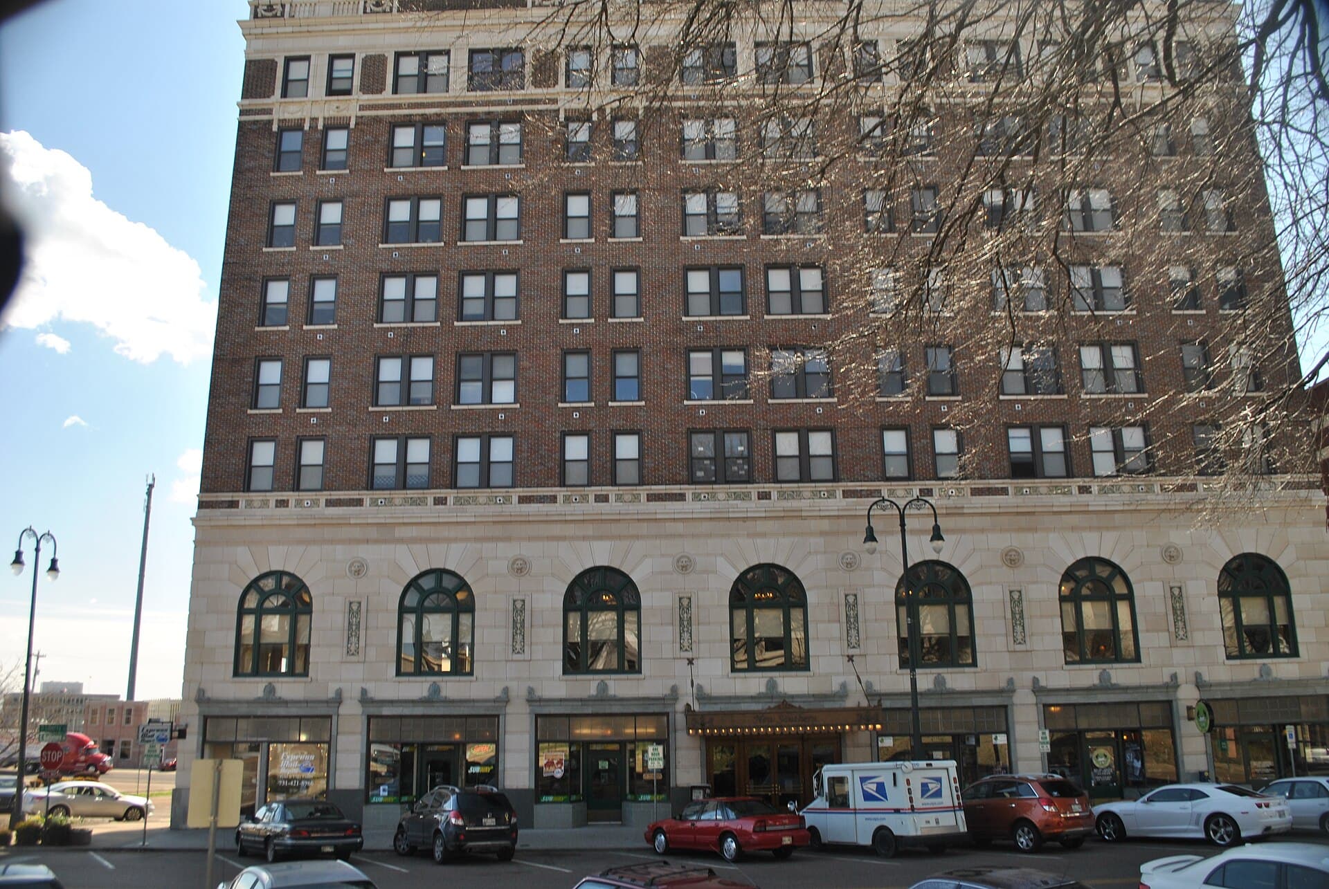 New Southern Hotel (via Wikimedia Commons, CC BY-SA 3.0)