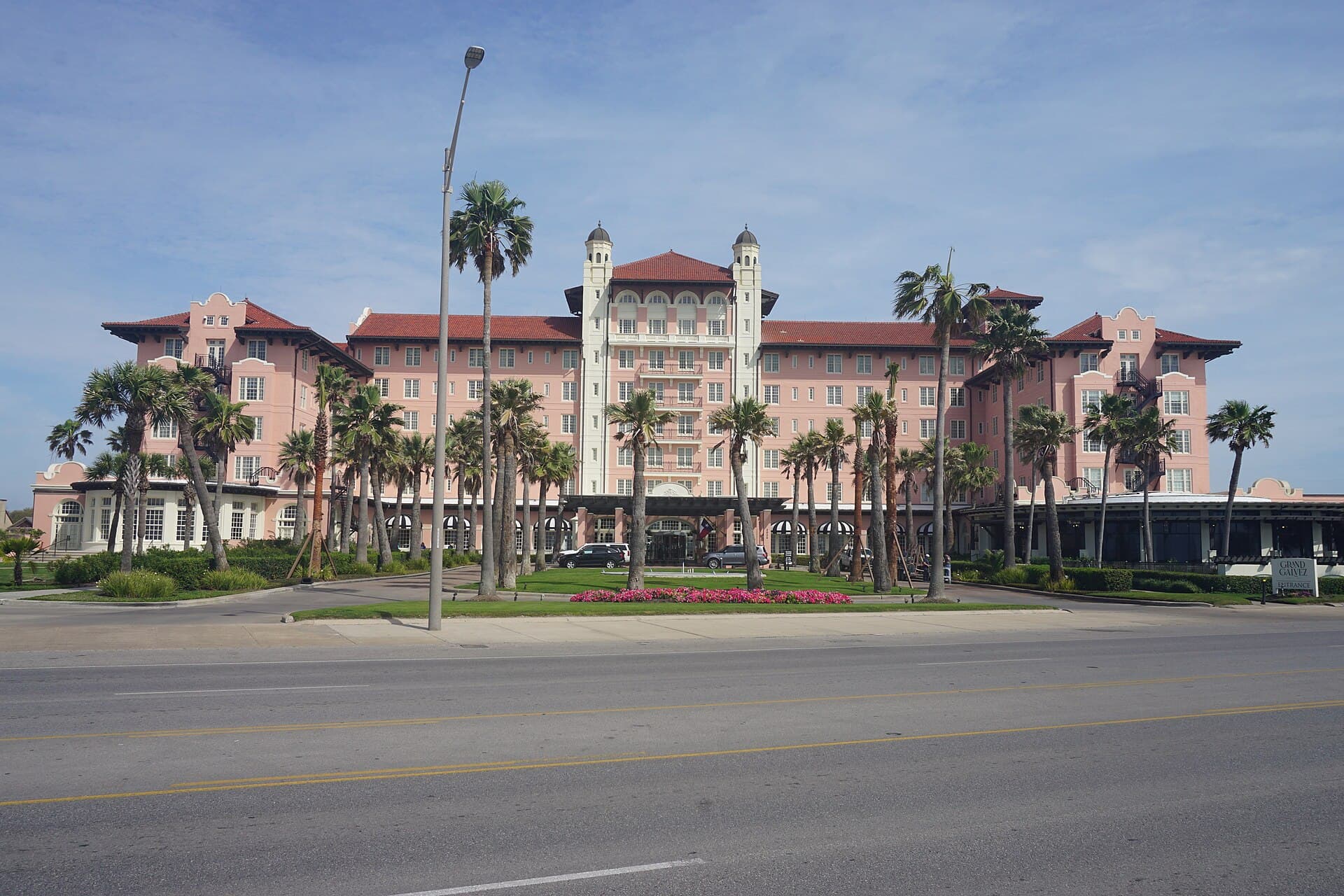 Grand Galvez Resort (via Wikimedia Commons, CC BY-SA 4.0)