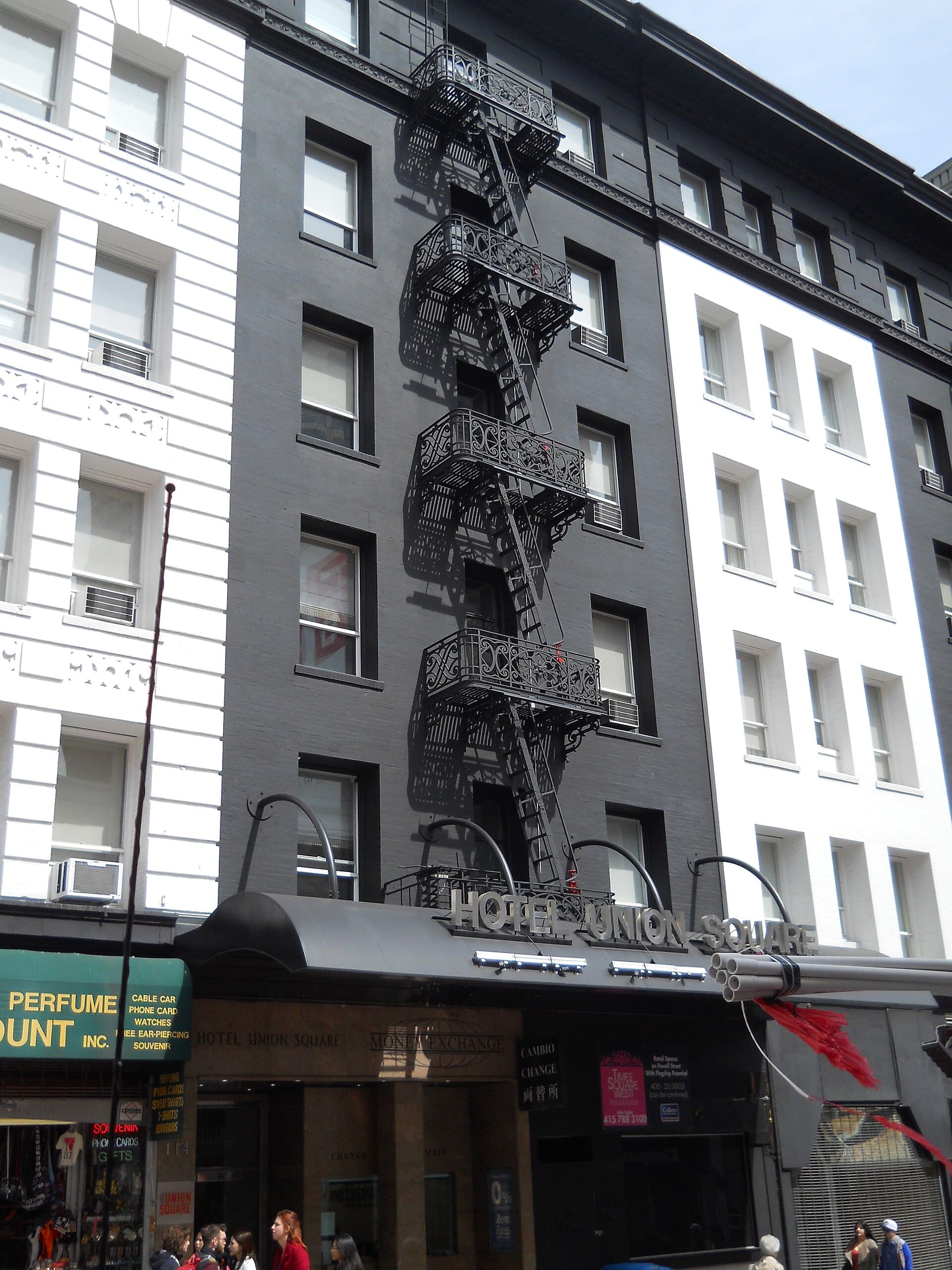 Hotel Union Square (via Wikimedia Commons, CC BY-SA 4.0)