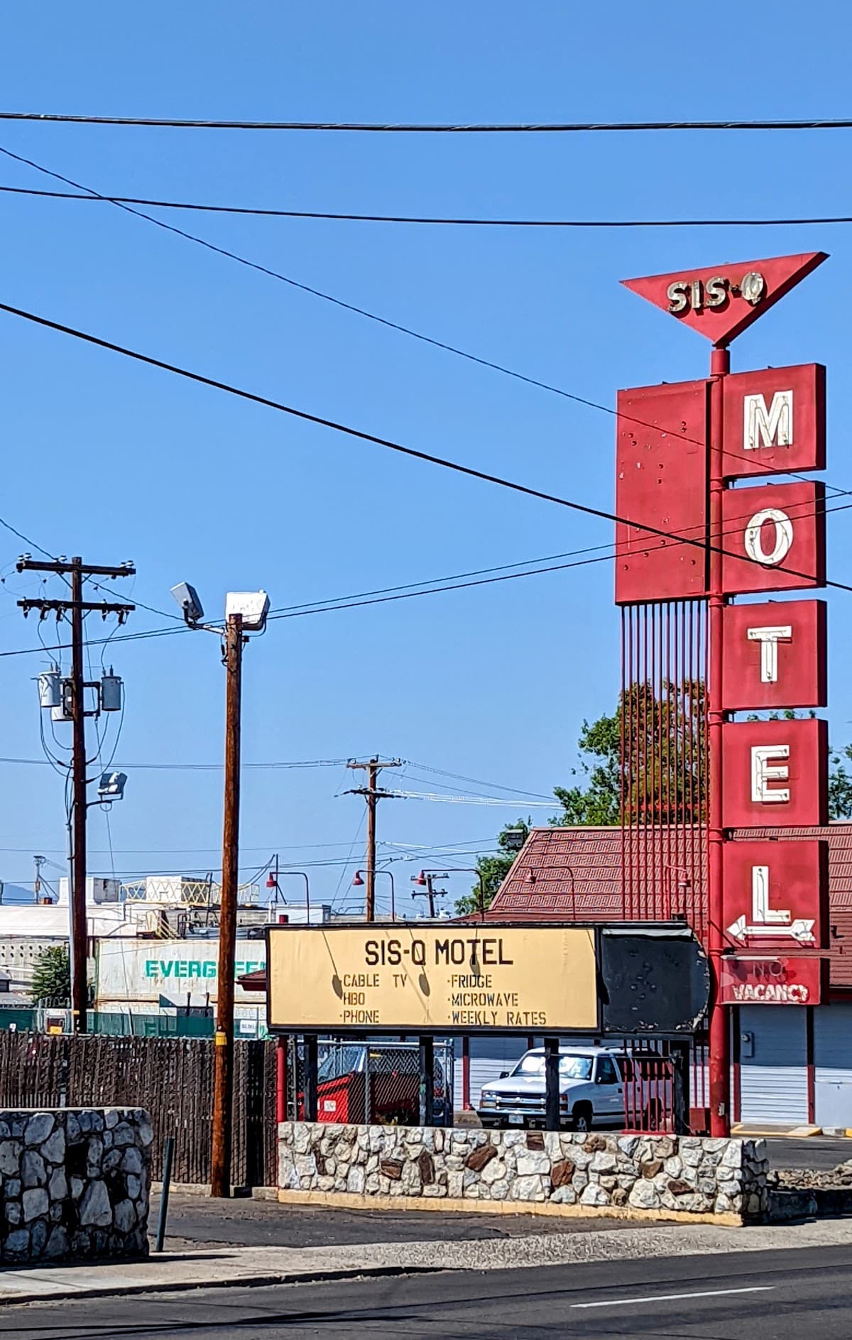 Sis-Q, Hotel in Medford