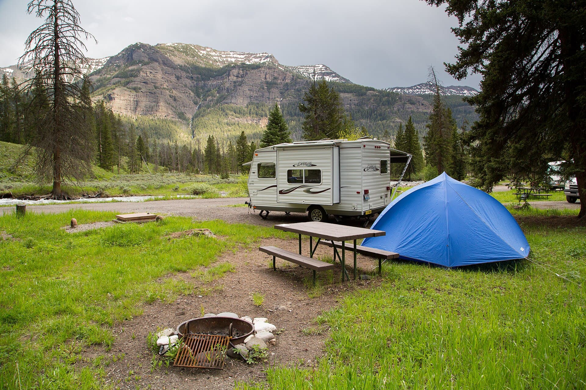 Pebble Creek Campground (via Wikimedia Commons, Public domain)