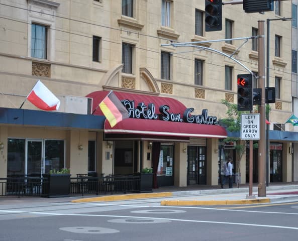 Hotel San Carlos (via Wikimedia Commons, CC BY-SA 3.0)