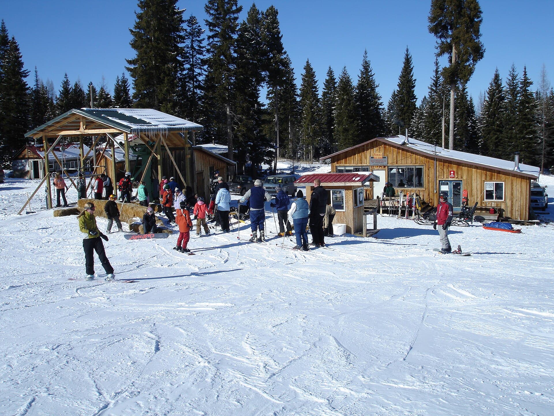 Ferguson Ridge Ski Area Lodge (via Wikimedia Commons, CC BY-SA 3.0)