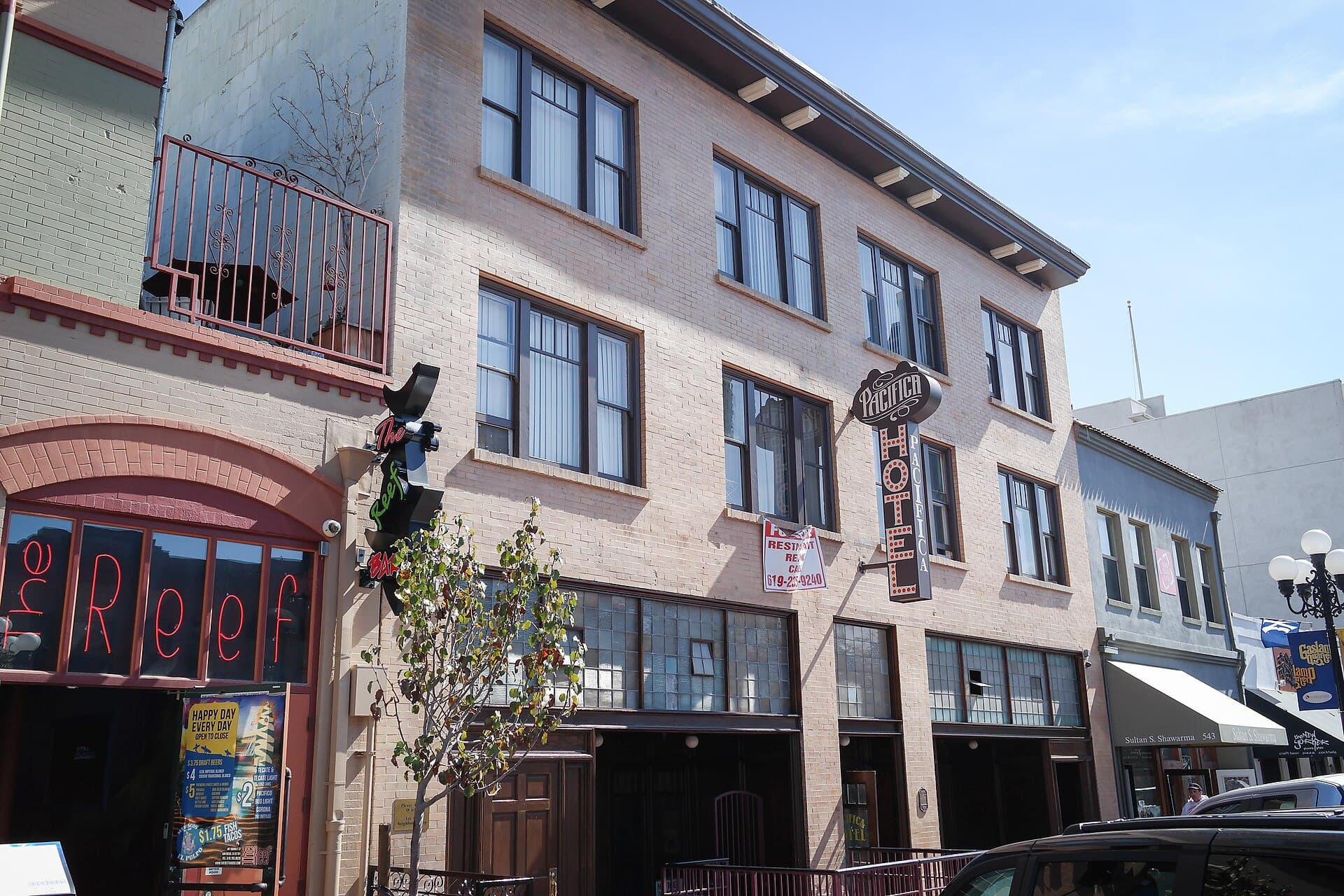 Pacifica Hotel (via Wikimedia Commons, CC BY-SA 3.0)