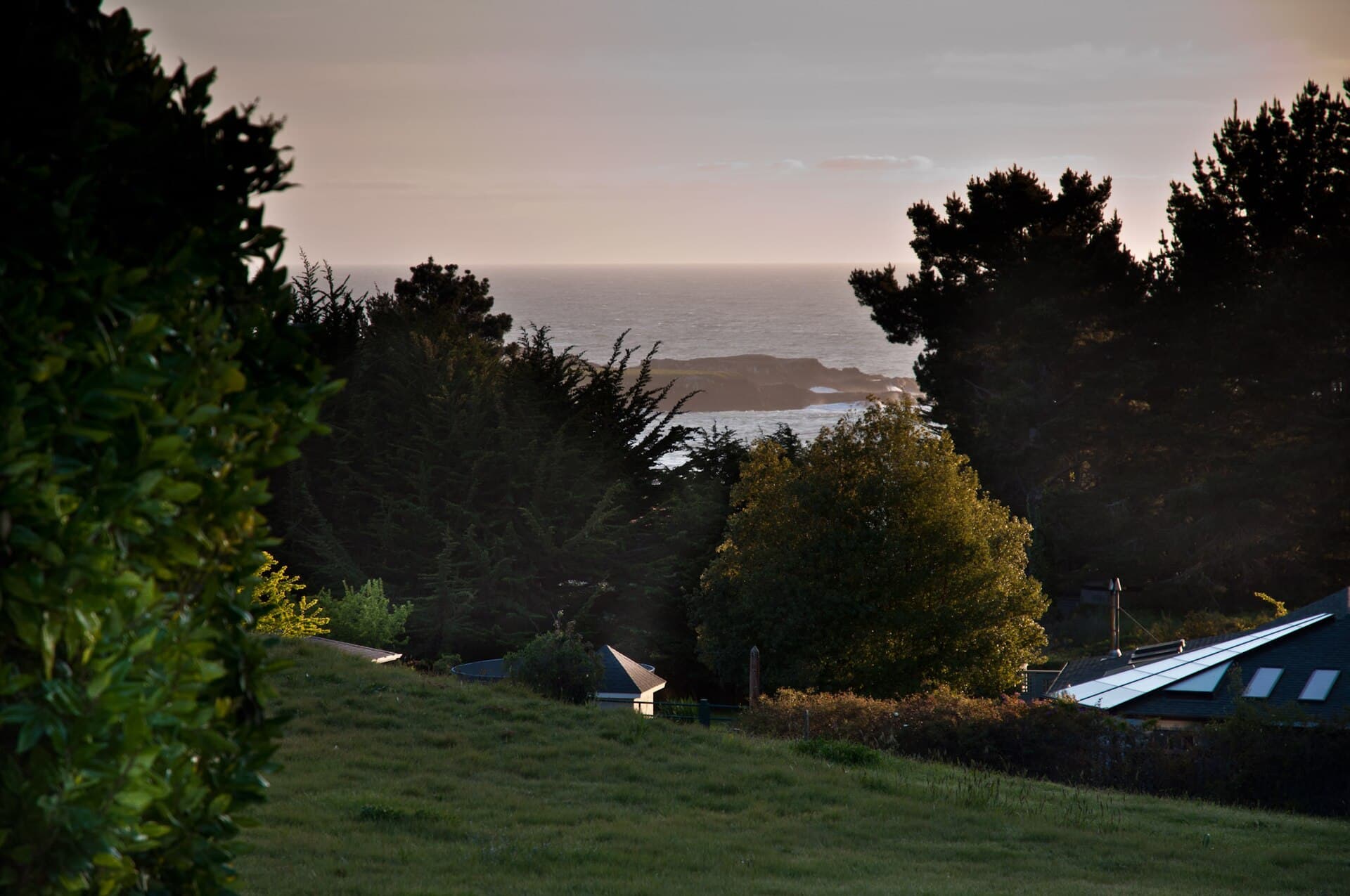 Agate Cove Inn (via Wikimedia Commons, CC BY 2.0)