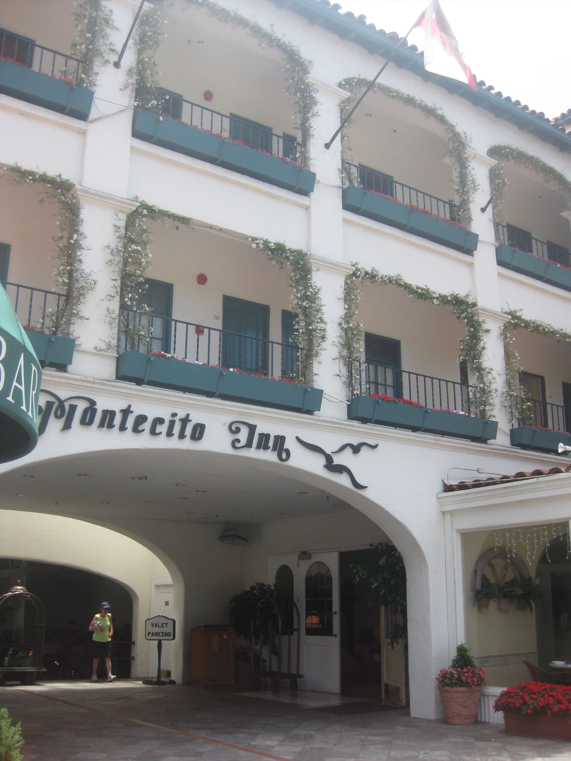 Montecito Inn (via Wikimedia Commons, CC BY-SA 4.0)