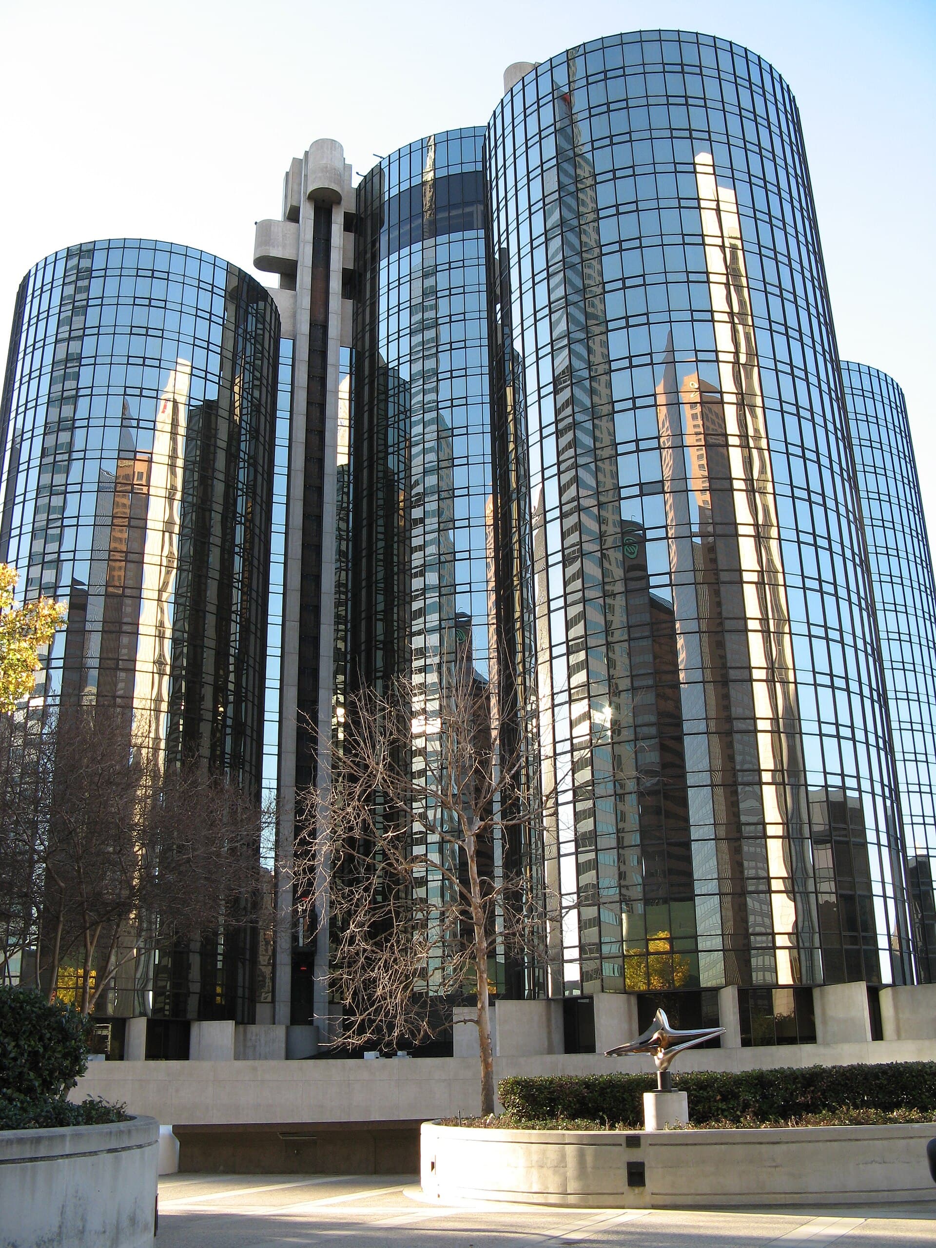 Westin Bonaventure (via Wikimedia Commons, CC BY 2.5)
