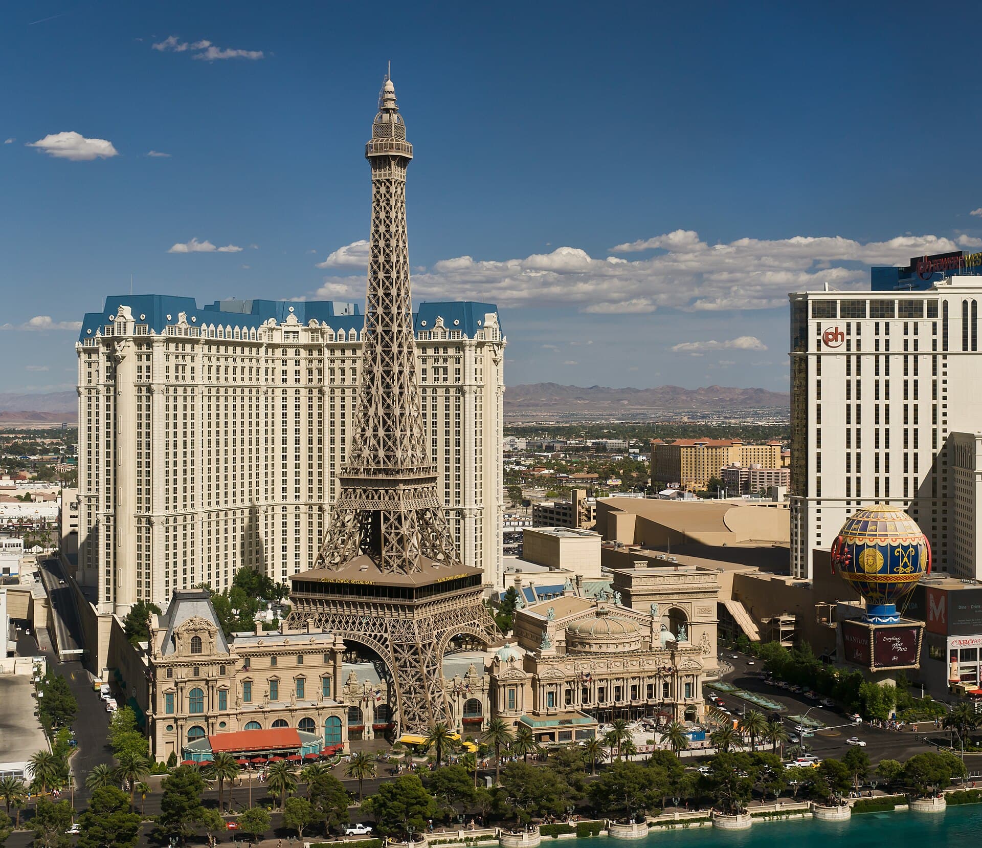 Paris Las Vegas (via Wikimedia Commons, CC BY-SA 3.0)