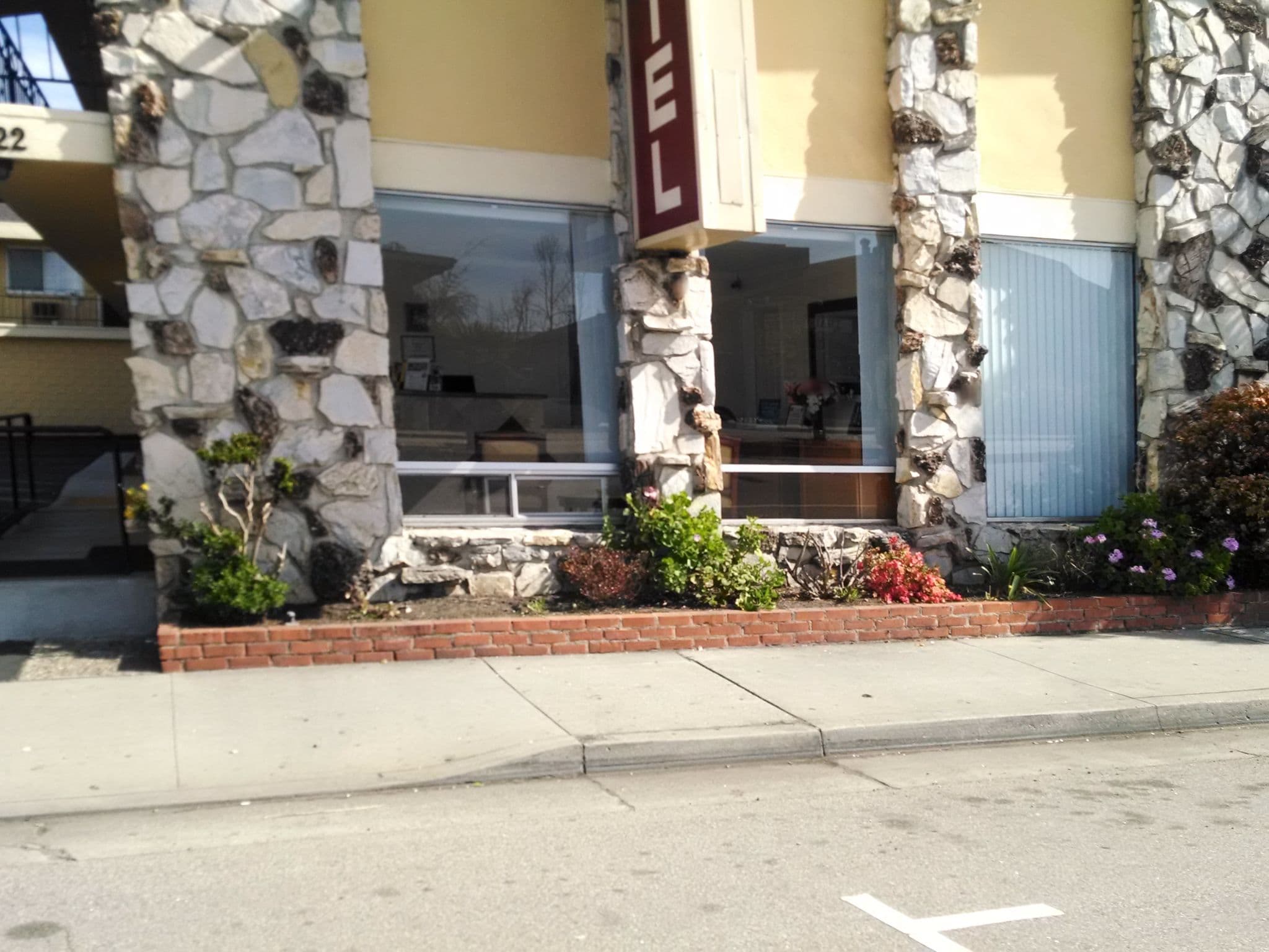 Street view near The Islander Motel, Santa Cruz — © daemonkity (CC BY-SA · Mapillary)