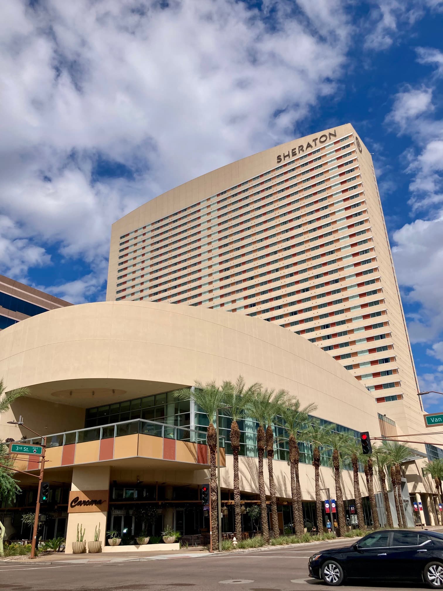 Sheraton Grand Phoenix (via Wikimedia Commons, CC0)