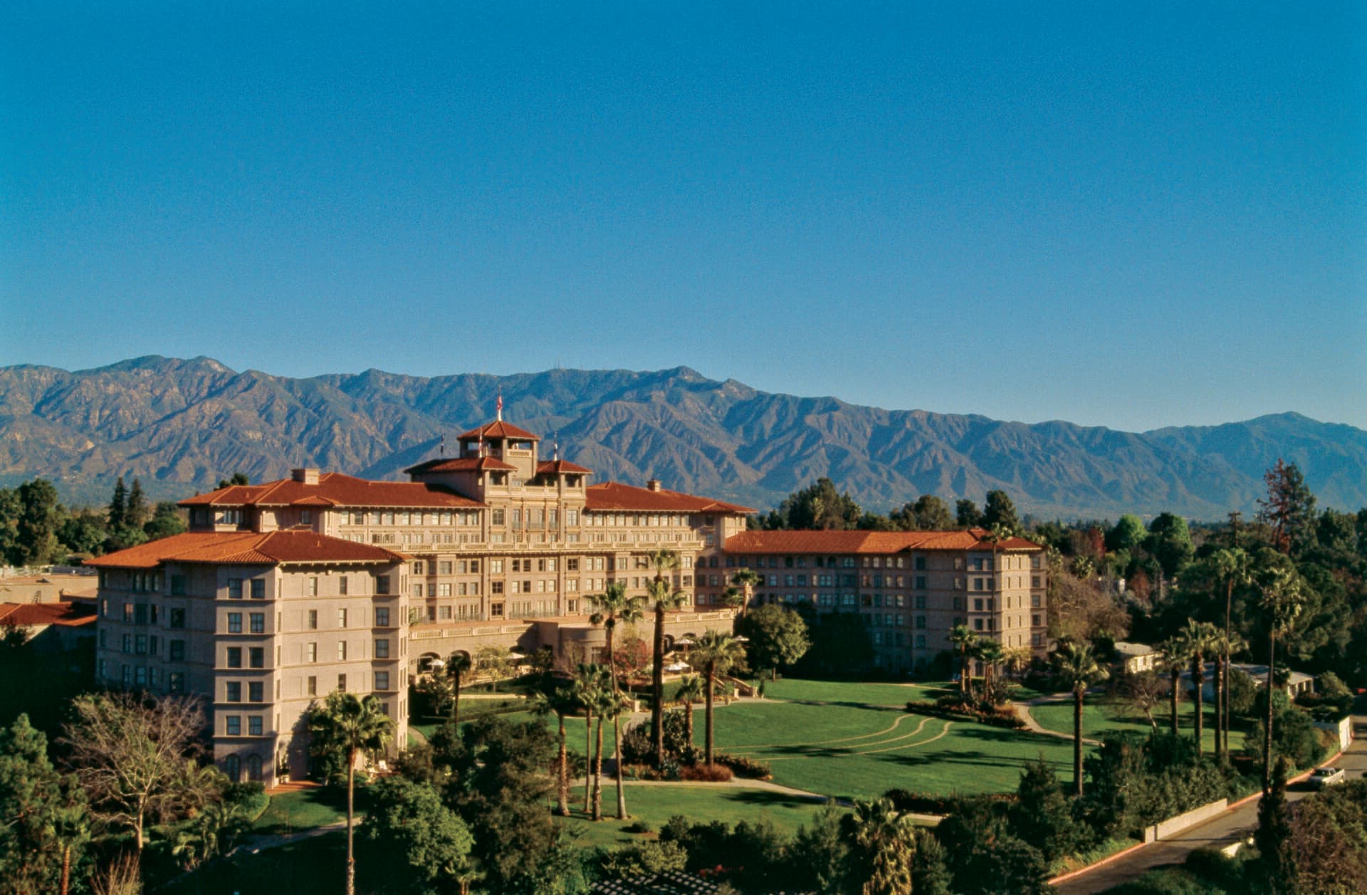 The Langham Huntington (via Wikimedia Commons, CC BY-SA 3.0)