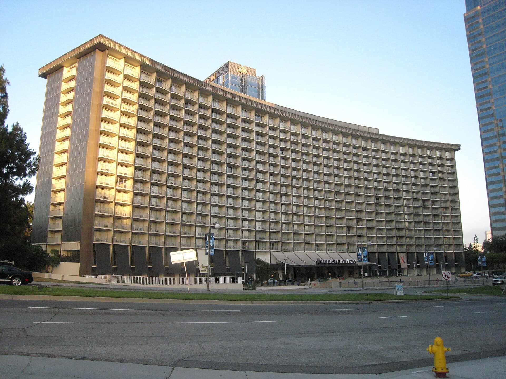 Fairmont Century Plaza (via Wikimedia Commons, CC BY-SA 3.0)
