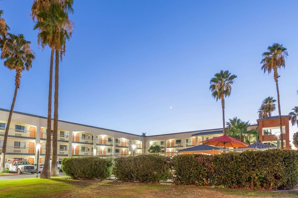 Super 8 by Wyndham Bakersfield/Central, Motel in Bakersfield