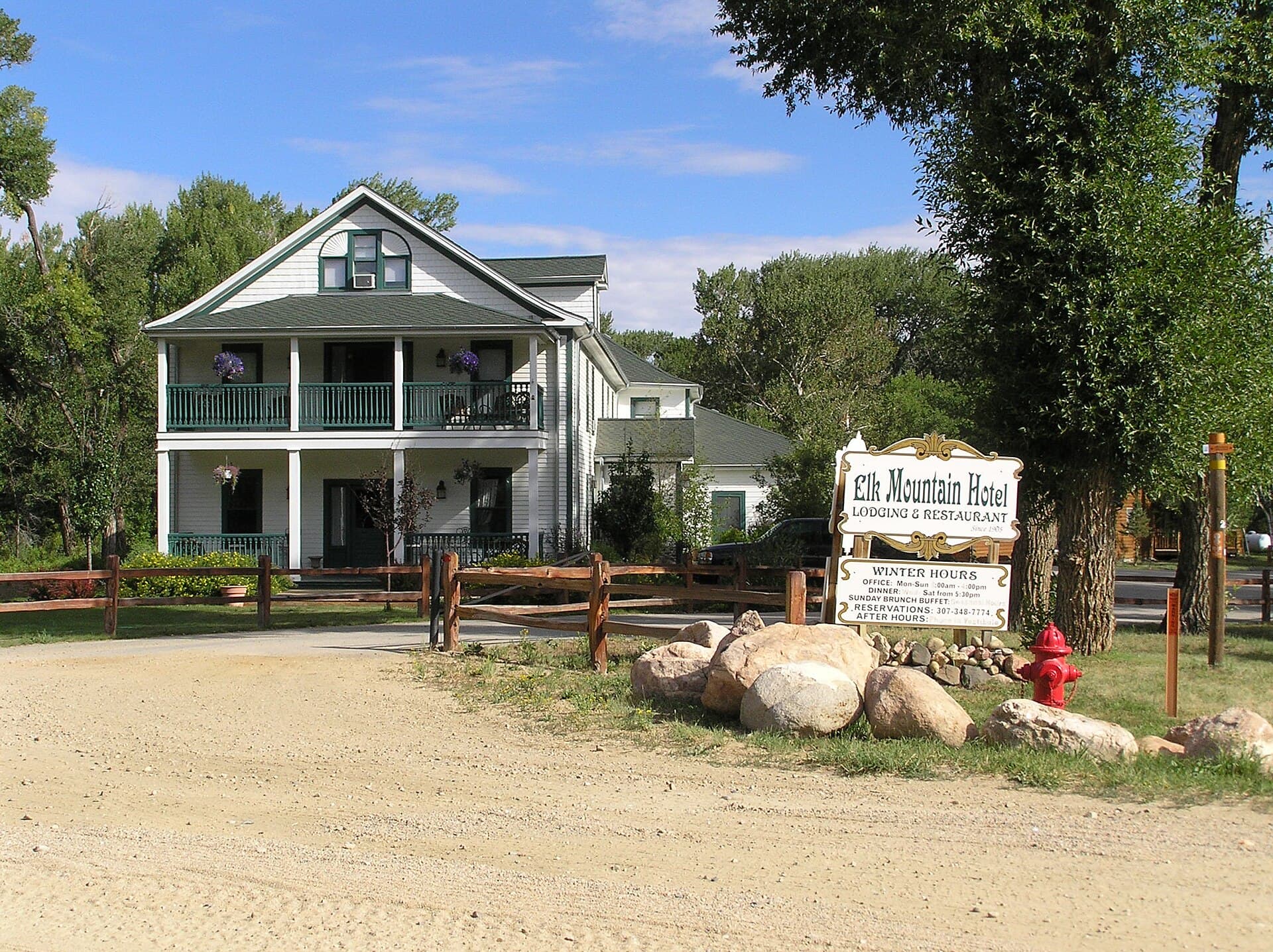 Elk Mountain Hotel (via Wikimedia Commons, CC BY-SA 3.0)