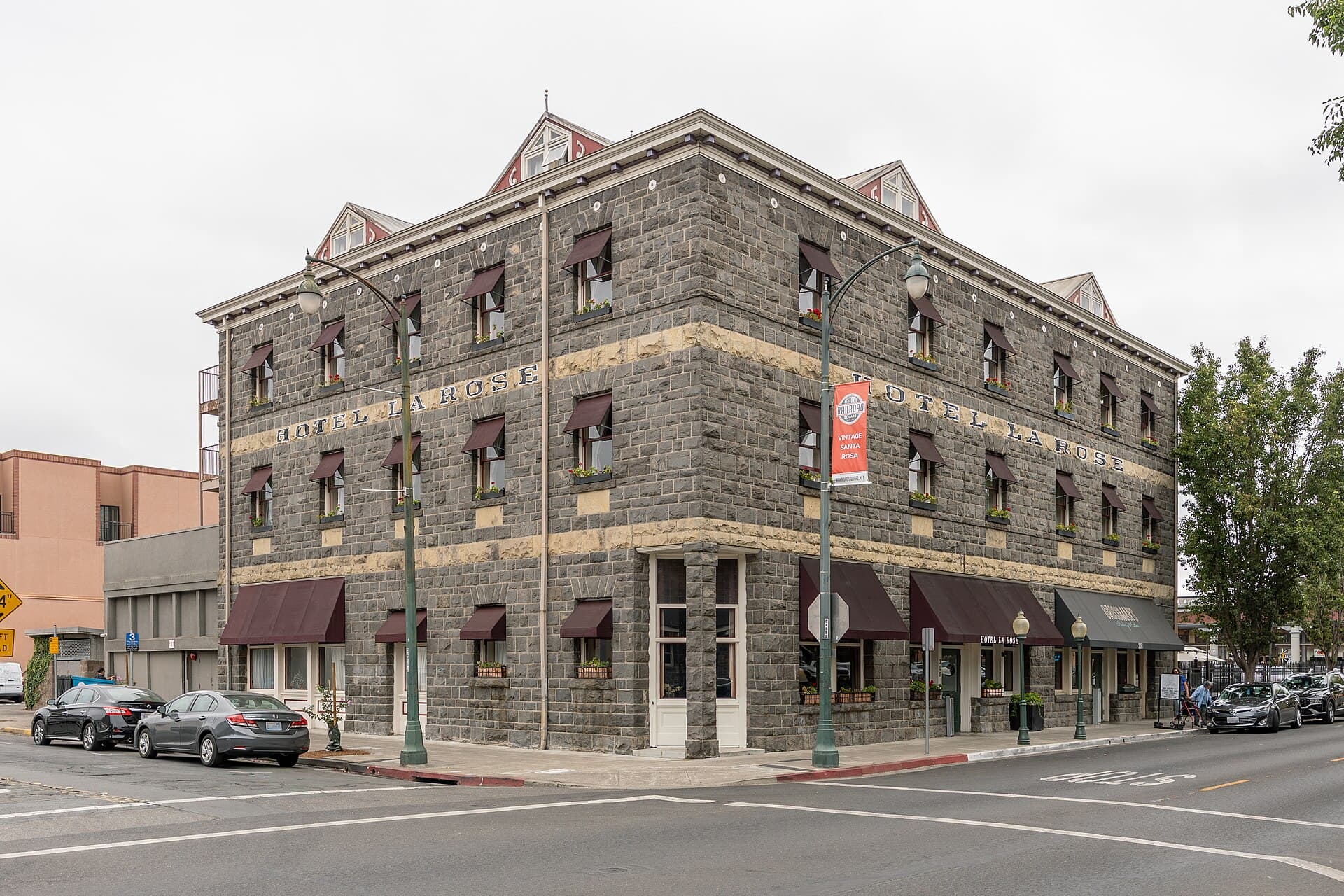 Hotel La Rose (via Wikimedia Commons, CC0)