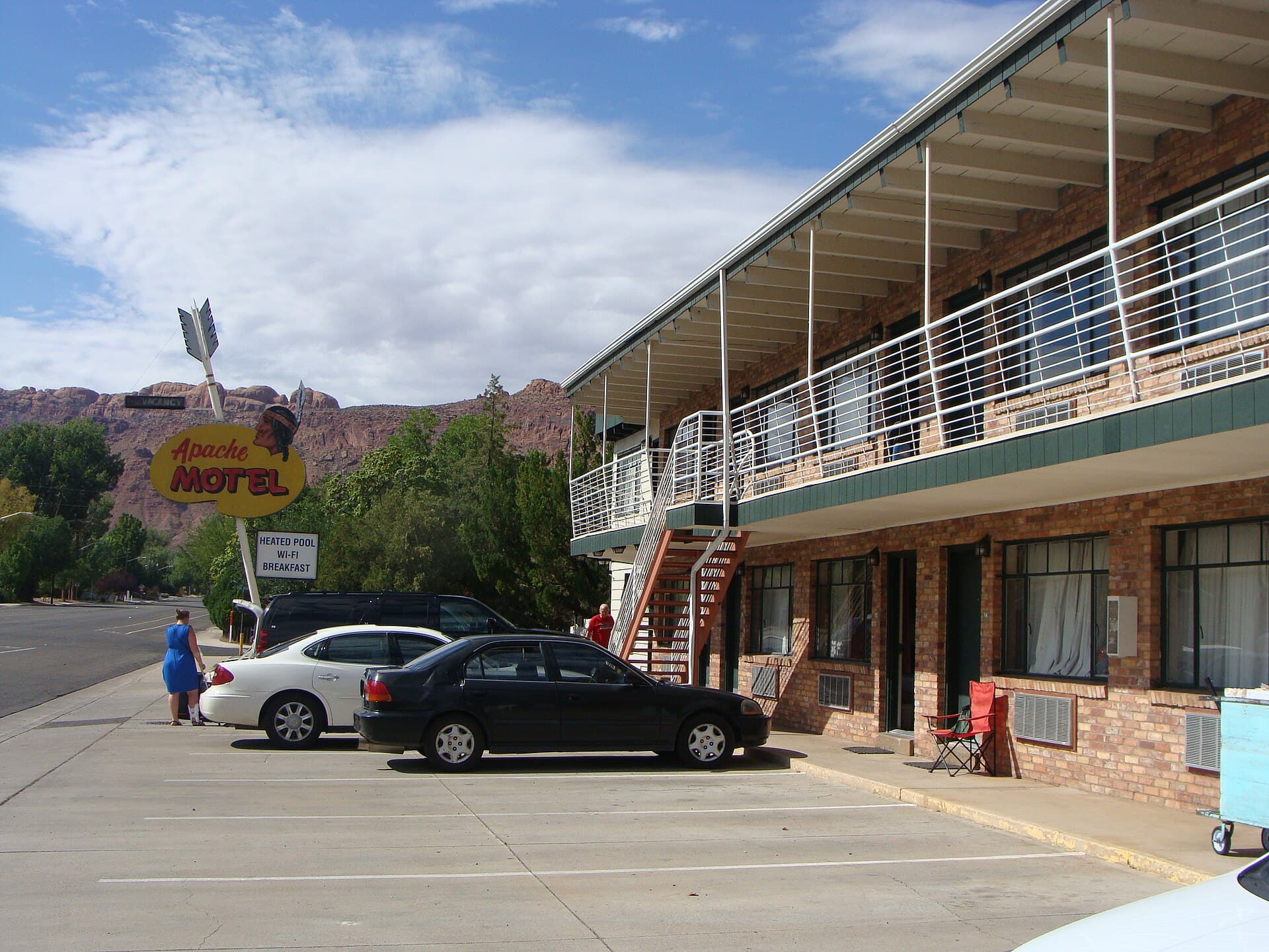 Apache Motel (via Wikimedia Commons, CC BY-SA 3.0)