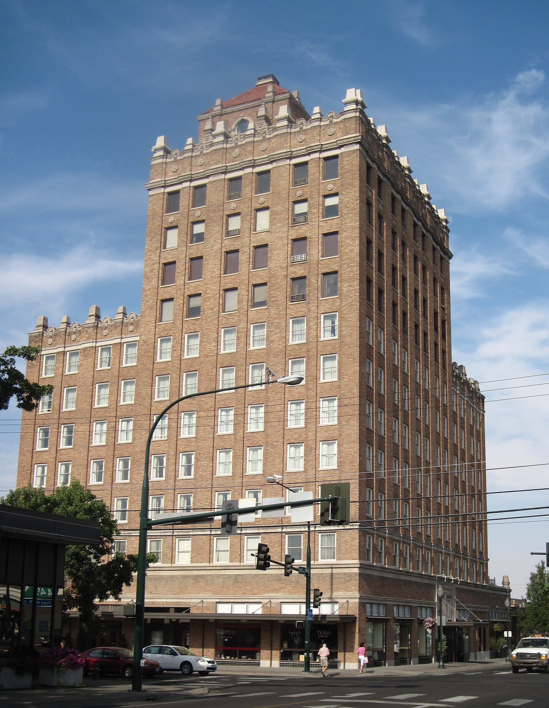 Marcus Whitman Hotel (via Wikimedia Commons, CC BY-SA 3.0)