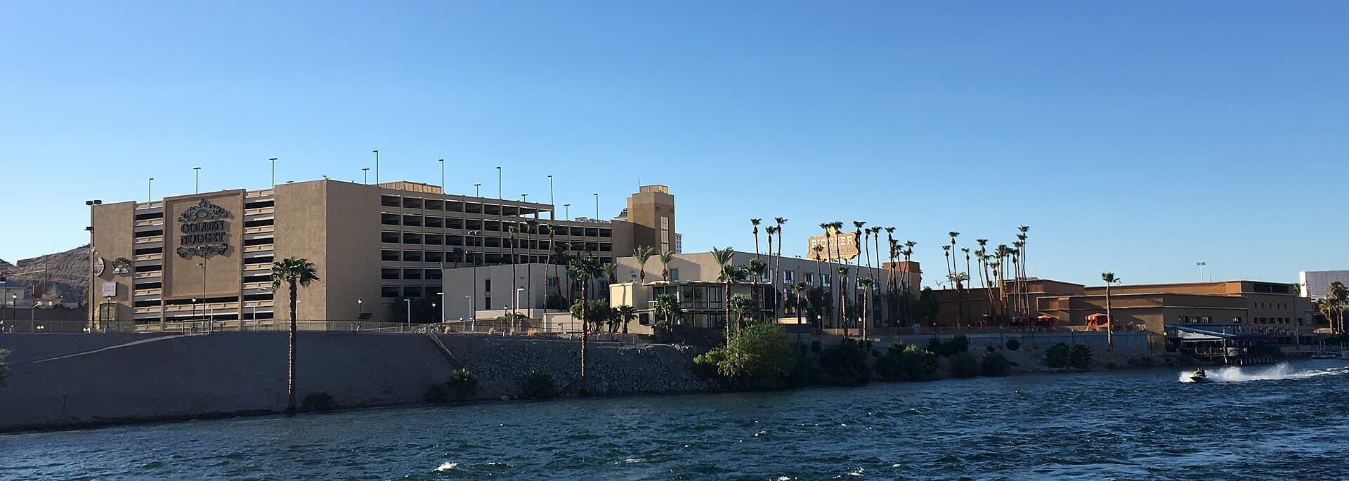 Golden Nugget Laughlin (via Wikimedia Commons, CC BY-SA 4.0)