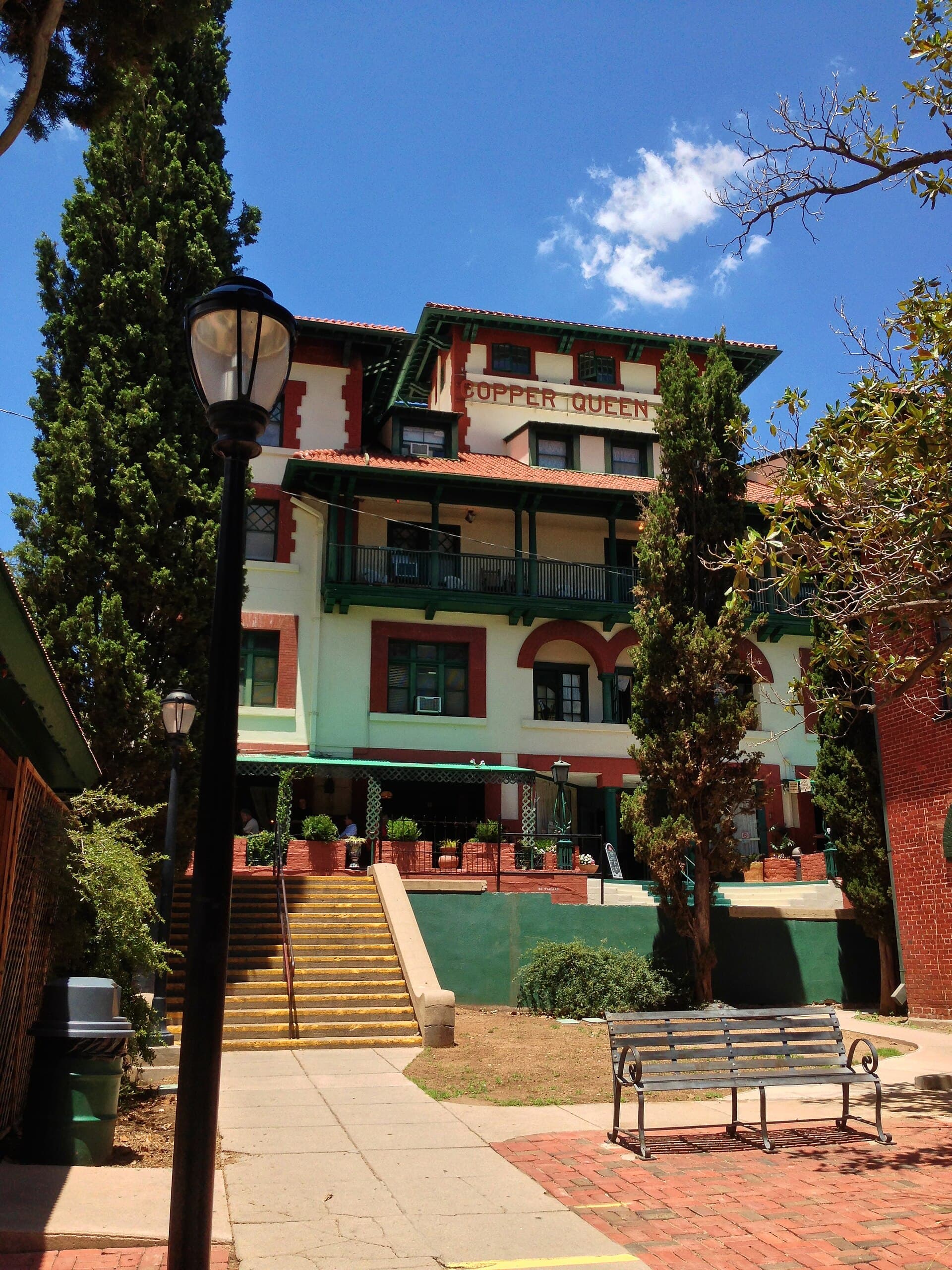 Copper Queen Hotel (via Wikimedia Commons, CC BY-SA 2.0)