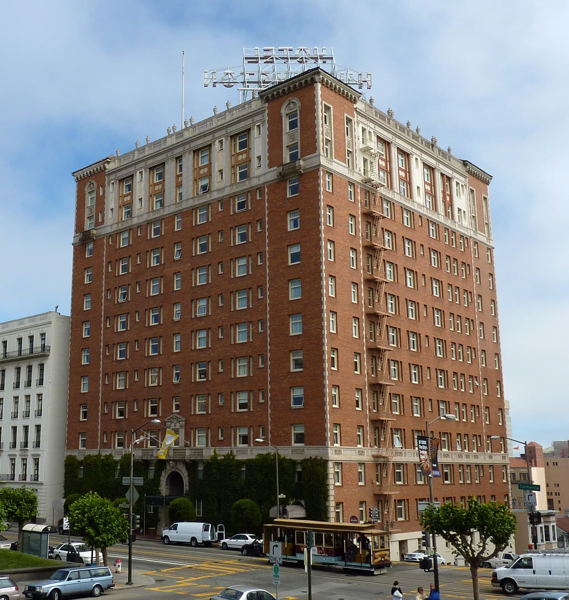 The Huntington Hotel (via Wikimedia Commons, CC BY 3.0)