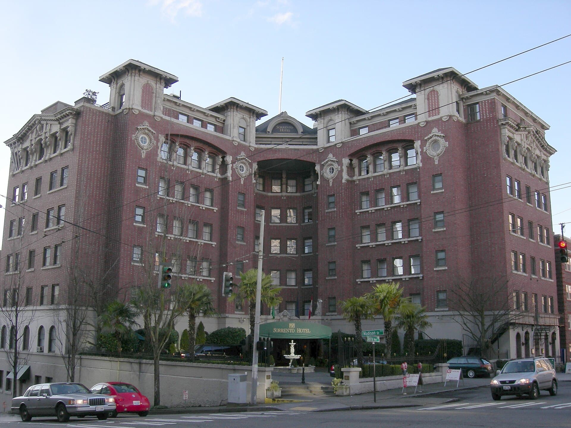 Hotel Sorrento (via Wikimedia Commons, CC BY-SA 3.0)