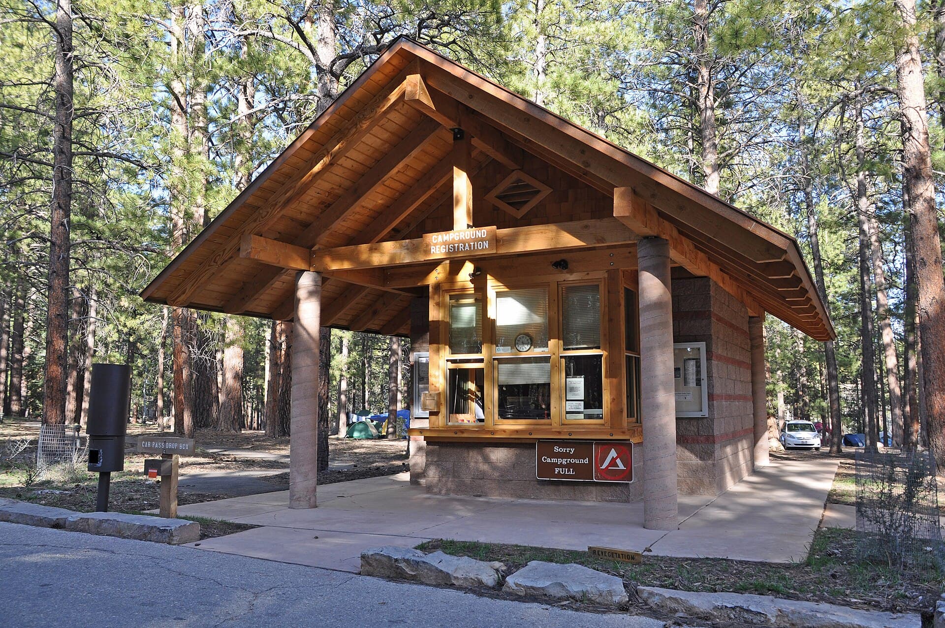 North Rim Campground (via Wikimedia Commons, CC BY 2.0)