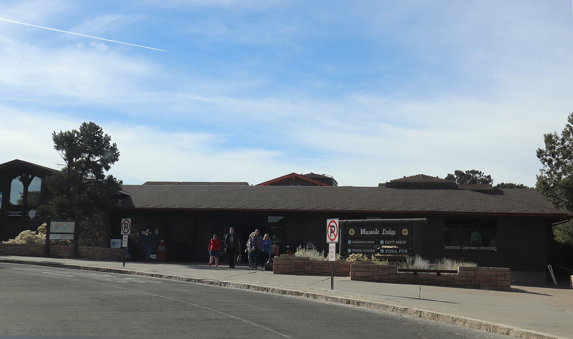 Maswik Lodge (via Wikimedia Commons, CC BY-SA 4.0)