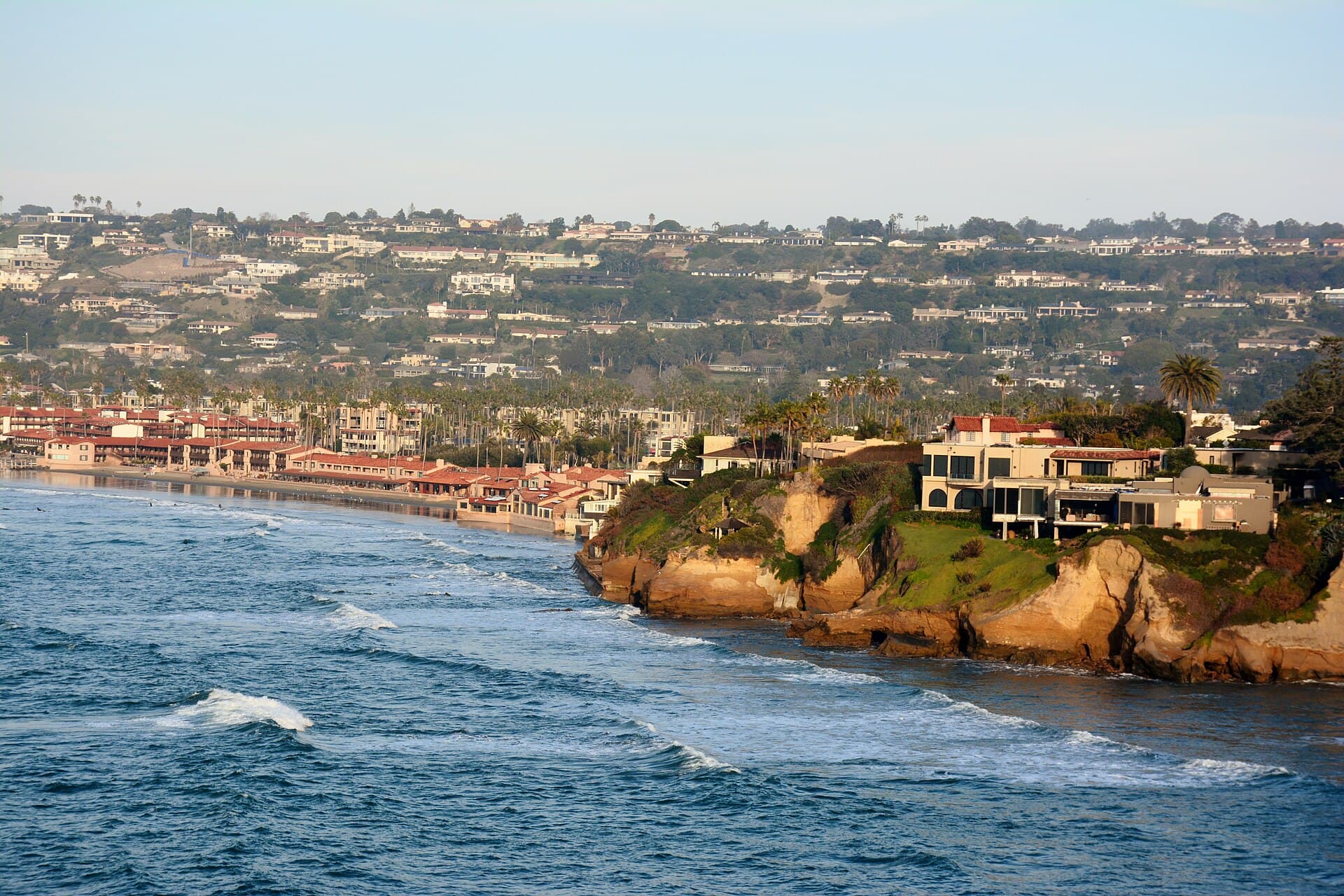 La Jolla Beach and Tennis Club (via Wikimedia Commons, CC BY-SA 3.0)